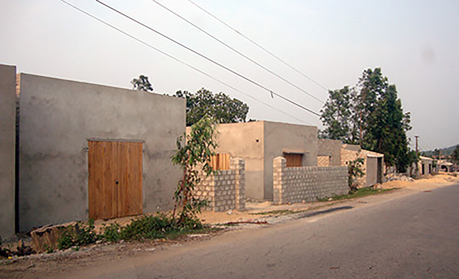 Những ngôi nhà được xây để chờ đền bù tại xã Quảng Đông (Quảng Trạch) năm 2011.