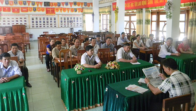 Một buổi tổ chức đọc báo, tạp chí của Ðảng đầu giờ làm việc tại hội trường UBND xã Đồng Hoá, huyện Tuyên Hoá.