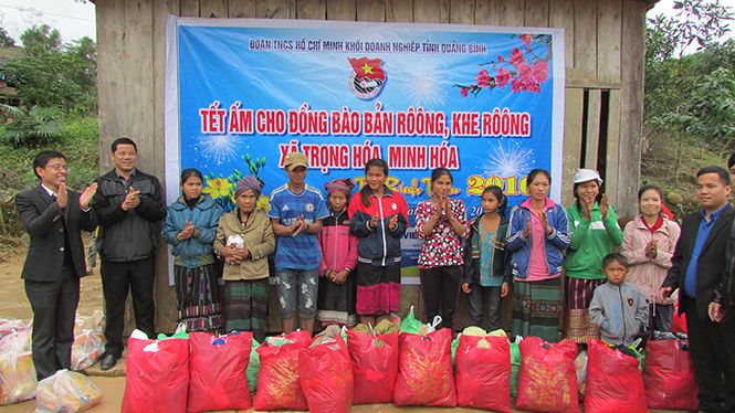 Đoàn Khối doanh nghiệp tỉnh tặng quà cho người dân có hoàn cảnh khó khăn ở huyện Minh Hóa.