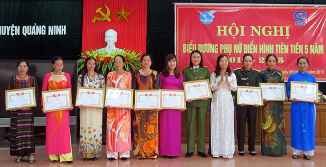 Đại diện lãnh đạo Hội LHPN huyện Quảng Ninh tặng giấy khen biểu dương các phụ nữ điển hình tiên tiến trong các phong trào thi đua giai đoạn 2010-2015.