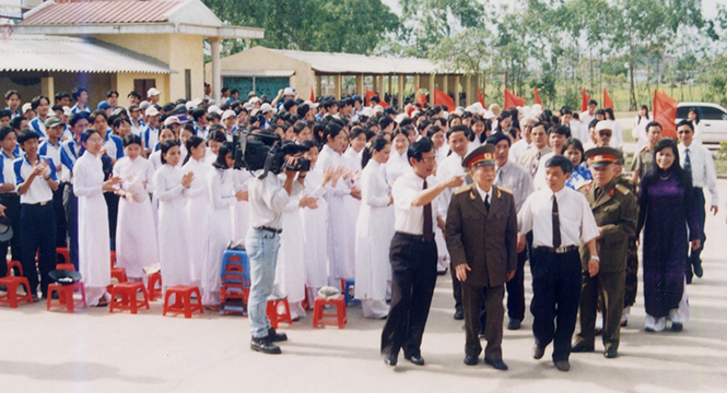 Đại tướng Võ Nguyên Giáp trong dịp về thăm Trường THPT chuyên Quảng Bình năm 2002.