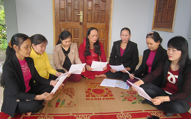 Một buổi sinh hoạt nhóm tiết kiệm tín dụng của chị em phụ nữ thôn 8, xã Lộc Ninh (TP. Đồng Hới).