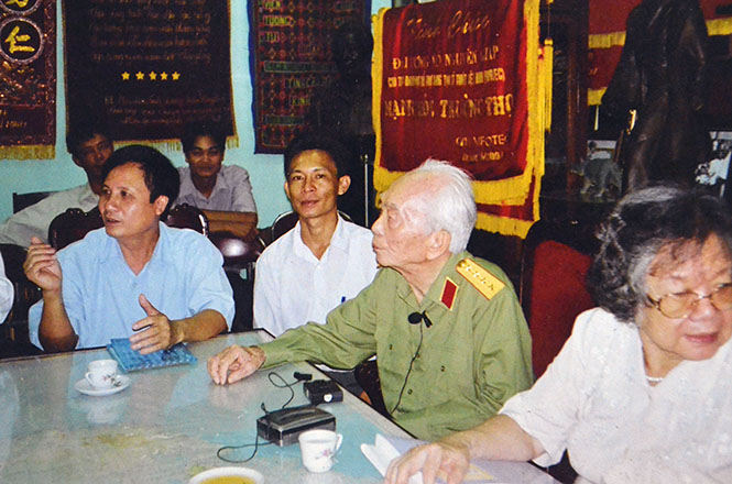 Đại tướng Võ Nguyên Giáp chăm chú trò chuyện cùng đoàn văn nghệ sỹ Quảng Bình tại nhà riêng, tháng 4-2004.