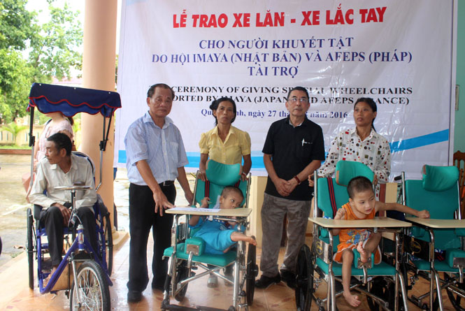 Đại diện Hội Imaya, Hội Bảo trợ NTT và TMC trao xe lăn, xe lắc cho người tàn tật huyện Tuyên Hóa.