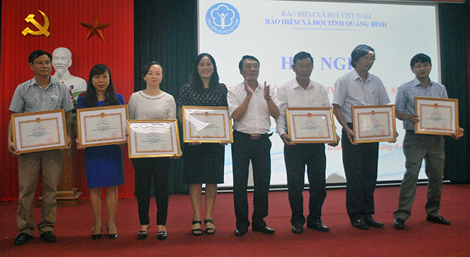 BHXH tỉnh trao bằng khen của BHXH Việt Nam cho các tập thể đạt thành tích cao trong công tác BHYT HSSV năm học 2015-2016.