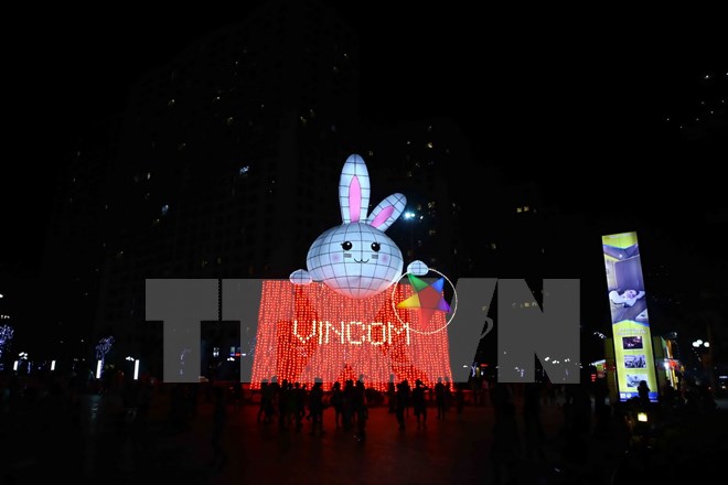  Đèn lồng Thỏ Vọng Nguyệt được trưng bày tại Vincom Mega Mall Times City. (Ảnh: Minh Quyết/TTXVN)