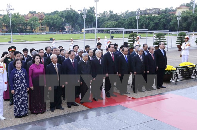 Lãnh đạo Đảng, Nhà nước đặt vòng hoa và vào lăng viếng Chủ tịch Hồ Chí Minh. (Ảnh: An Đăng/TTXVN)