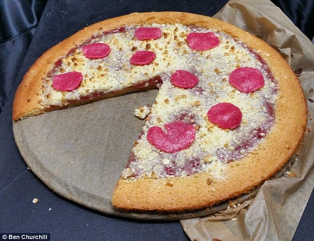 Chiếc bánh pizza ngon lành này thực ra được làm từ bánh xốp vanilla, mứt dâu, sôcôla trắng, bánh hạnh nhân dâu tây. (Nguồn: Dailymail)