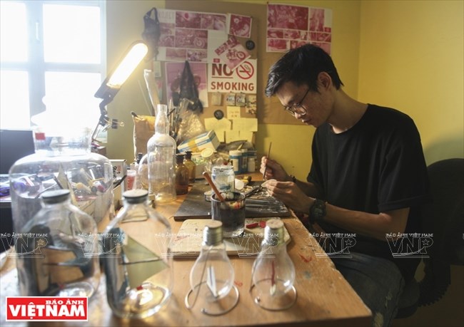  Góc làm việc sáng tạo ra những sản phẩm thuyền trong chai, lọ độc đáo của chàng sinh viên có biệt danh “phù thủy” Nguyễn Quang Huy.