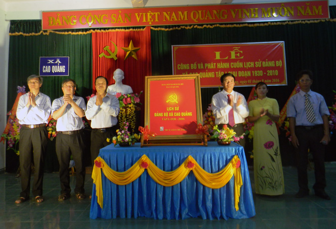 Lễ công bố phát hành cuốn Lịch sử Đảng bộ xã Cao Quảng, tập I, giai đoạn 1930-2010.     
