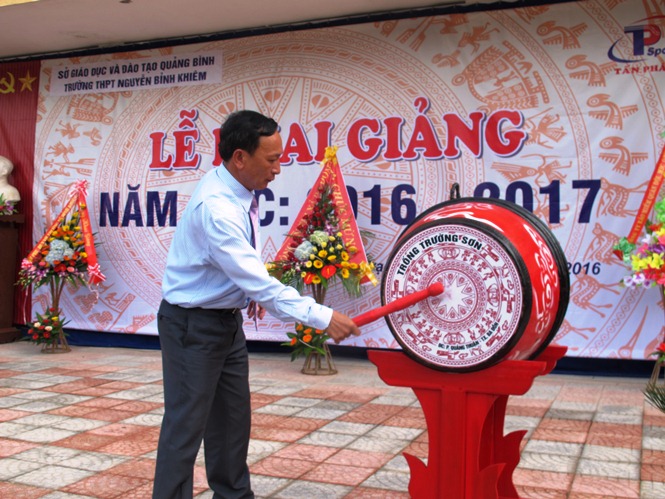 Đồng chí Trần Hải Châu, Ủy viên Ban Thường vụ, Trưởng Ban Nội chính Tỉnh ủy đánh trống khai giảng tại trường THPT Nguyễn Bỉnh Khiêm, huyện Quảng Trạch 