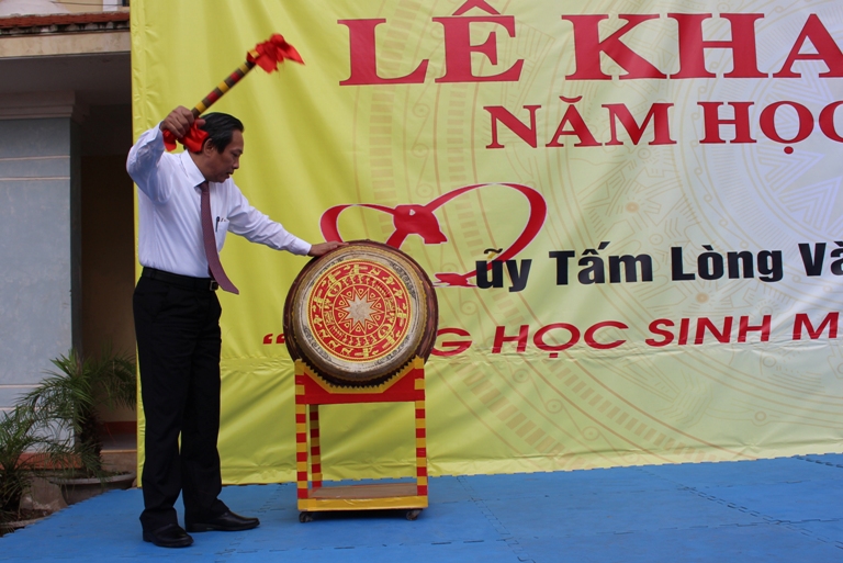   Đồng chí Hoàng Đăng Quang, Ủy viên Trung ương Đảng, Bí thư Tỉnh ủy, Chủ tịch HĐND tỉnh đánh trống khai giảng năm học mới tại Trường TTHPT Quang Trung