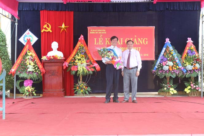 Đồng chí Lê Minh Ngân, TUV, Phó Chủ tịch UBND tỉnh tặng hoa chúc mừng Trường THPT Ngô Quyền nhân dịp khai giảng năm học mới 2016 - 2017.