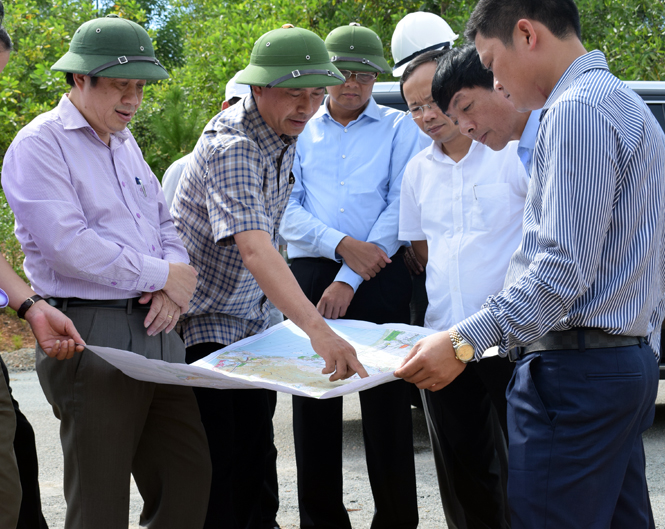  Đoàn công tác do Thứ trưởng Bộ GTVT Lê Đình Thọ làm trường đoàn cùng lãnh đạo tỉnh đi kiểm tra thực địa Dự án đầu tư xây dựng tuyến tránh Quốc lộ 1 đoạn qua Đèo Con.