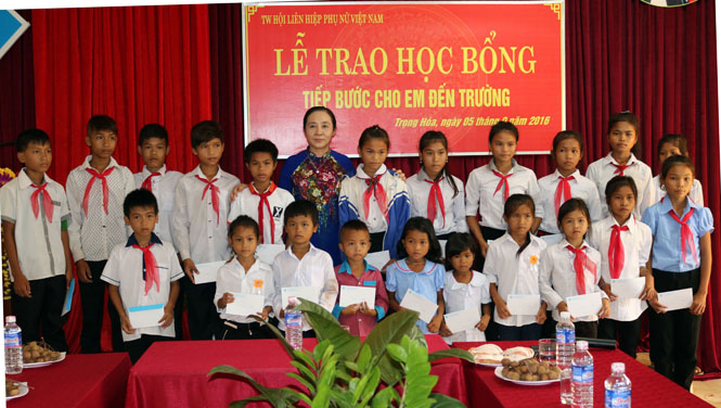 Đồng chí Hoàng Thị Ái Nhiên trao học bổng cho học sinh Trường TH và THCS số 1 Trọng Hóa.