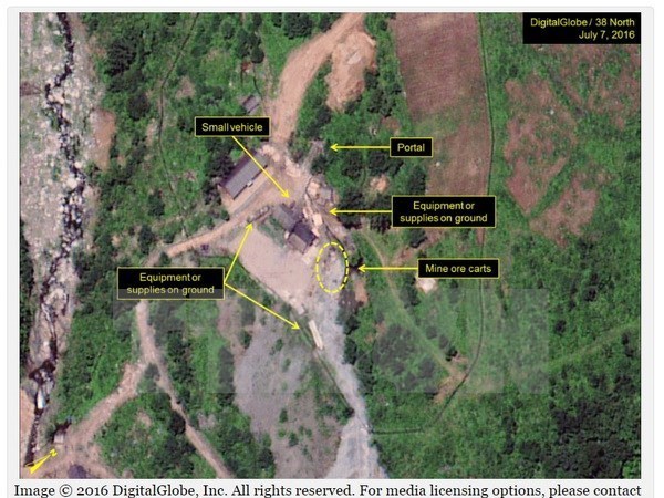 Hình ảnh được cho là của các thiết bị được tăng cường tại khu thử hạt nhân của Triều Tiên ở Punggye-ri. (Nguồn: Yonhap/TTXVN)
