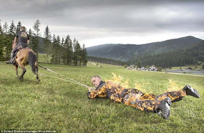 Ông Josef Todtling ở Áo đã lập kỷ lục khá đáng sợ là để để con ngựa kéo lê 500m trong tình trạng cơ thể bốc lửa. Ông đã mặc một chiếc áo đặc biệt để tránh bị bỏng.