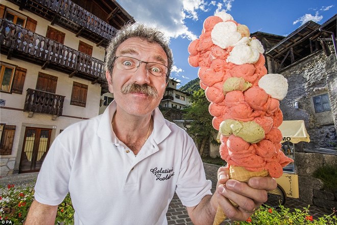 Ông Dimitri Panciera (54 tuổi) ở Italy đã xếp chồng 121 muỗng kem để tạo thành một chiếc kem ốc quế đặc biệt.
