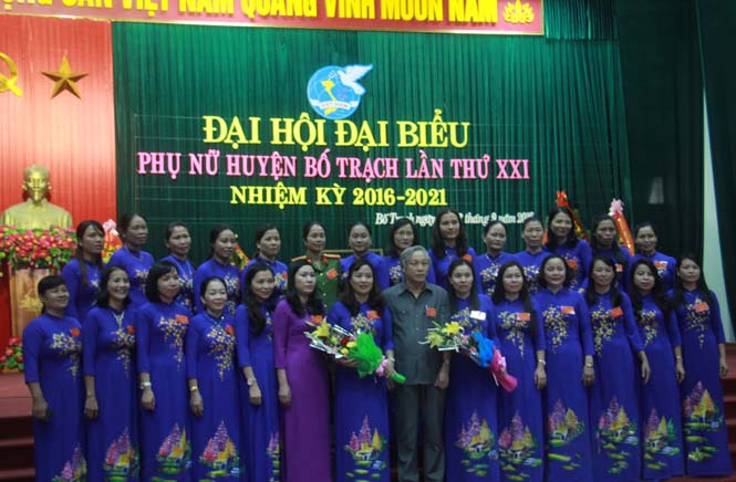 Ban Chấp hành Hội LHPN huyện Bố Trạch Khoá XXI, nhiệm kỳ 2016 - 2021 ra mắt đại hội.