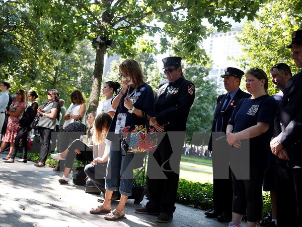 Người thân những nạn nhân đã thiệt mạng trong các vụ khủng bố 11-9 tại lễ tưởng niệm ở New York. (Nguồn: EPA/TTXVN)
