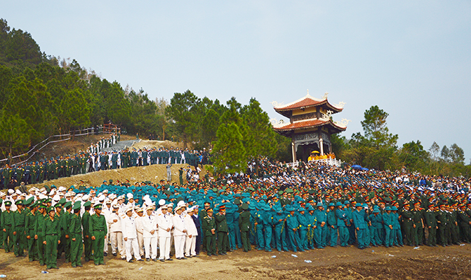 Các lực lượng vũ trang và nhân dân tiễn đưa Đại tướng về với đất mẹ Quảng Bình. Ảnh: A.T