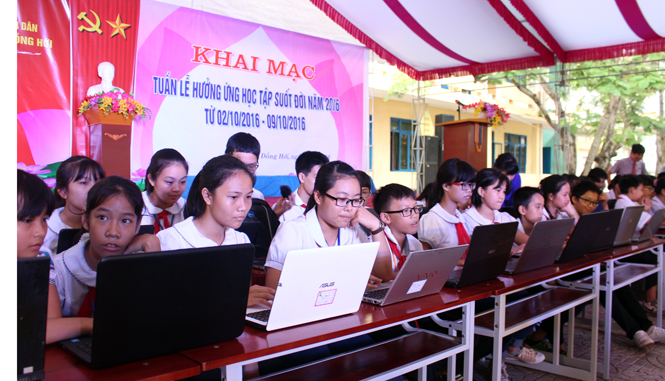Các em học sinh Trường THCS số 1 Nam Lý tham gia đọc sách qua mạng internet trong Tuần lễ hưởng ứng học tập suốt đời năm 2016. Ảnh: Thanh Long