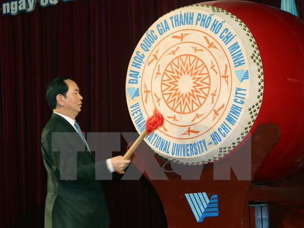Chủ tịch nước Trần Đại Quang đánh trống khai giảng năm học 2016-2017. (Ảnh: Nhan Sáng/TTXVN)