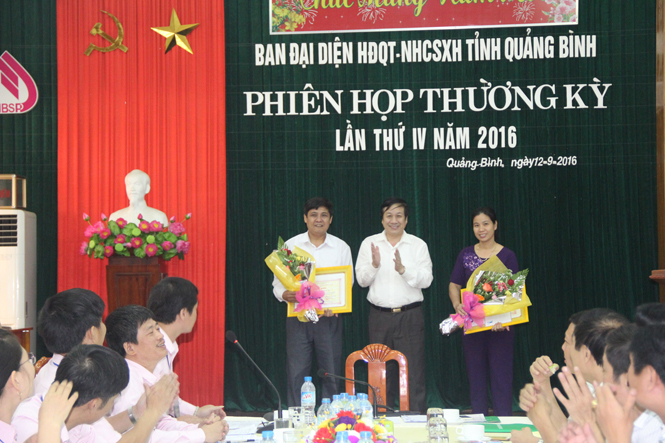 Thay mặt Chủ tịch HĐQT NHCSXH , đồng chí Nguyễn Xuân Quang, trưởng Ban đại diện HĐQT NHCSXH tỉnh Quảng Bình đã trao giấy khen của NHCSXH cho 2 tập thể ngoài ngành có thành tích đóng góp vào kết quả hoạt động của NHCSXH năm 2015.