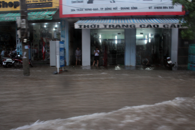 Nước lụt tràn cả vào nhà dân hai bên đường Trần Hưng Đạo.