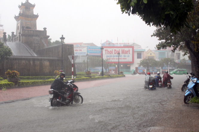 : Xe máy chỉ còn cách dắt bộ trong mưa, trong nước.