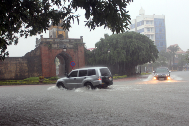 Các tuyến phố ở khu vực Quảng Bình Quan, nước ngập sâu trên 0,5m