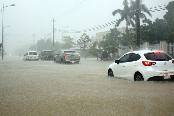 Rất nhiều ô tô phải nằm yên trong nước lụt vì bị chết máy. 