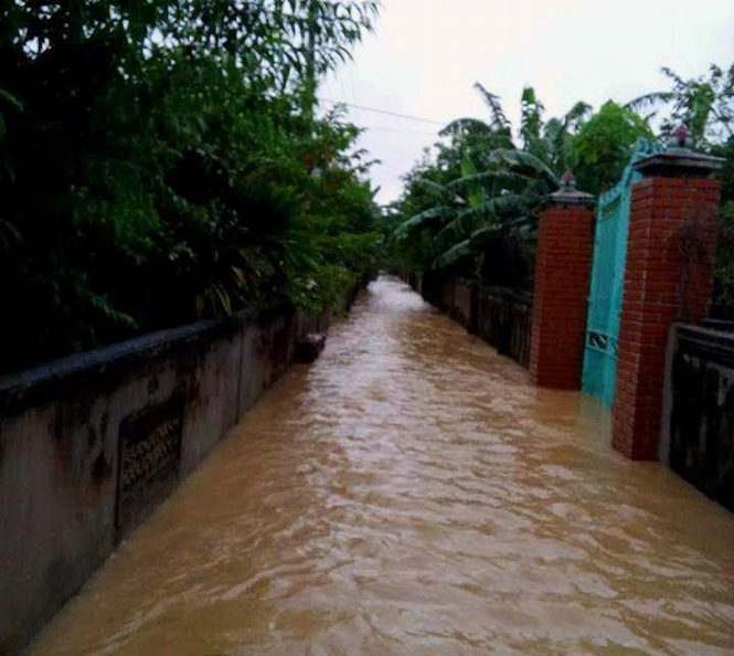 Các tuyến đường liên thôn xã Quảng Sơn đều ngập sâu trong nước