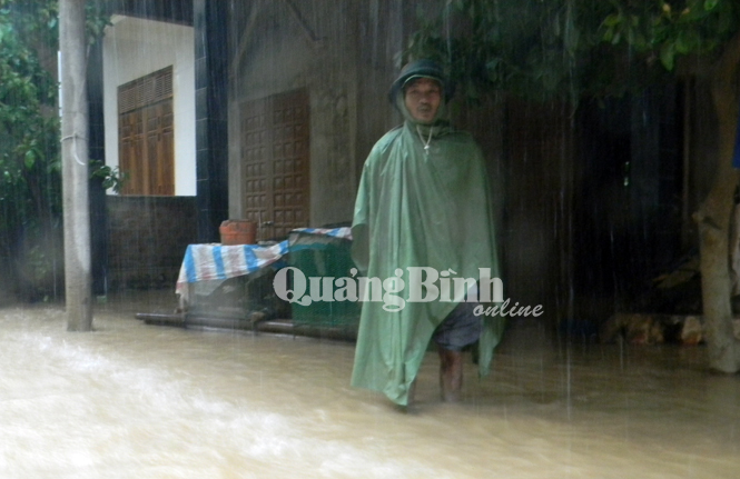 Nhiều nhà dân ở huyện Tuyên Hóa ngập trong nước lũ.