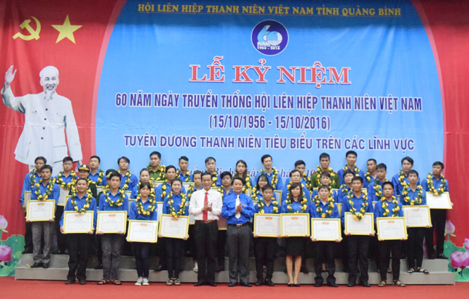        Đồng chí Trần Công Thuật, Phó Bí thư Thường trực Tỉnh ủy, Trưởng đoàn ĐBQH tỉnh trao bằng khen cho các thanh niên tiêu biểu trên các lĩnh vực.