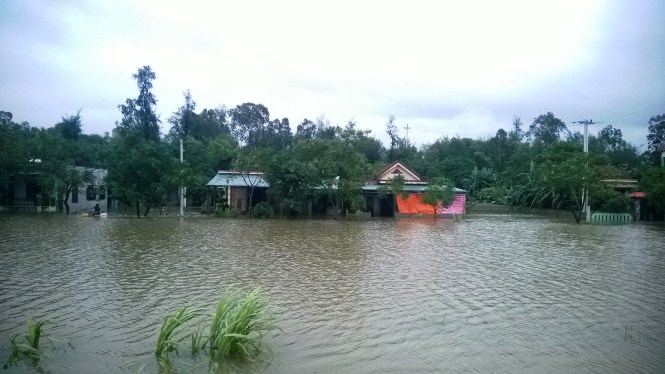 Nhiều khu vực ở Quảng Trạch vẫn bị ngập sâu trong nước lũ