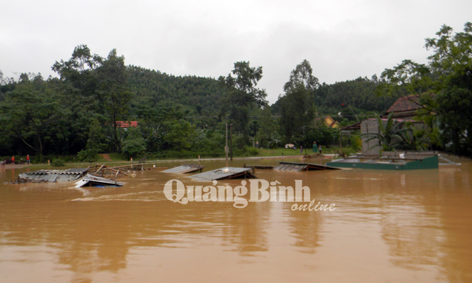 Một ngôi chợ ở huyện Tuyên Hoá bị lũ ngập sâu.