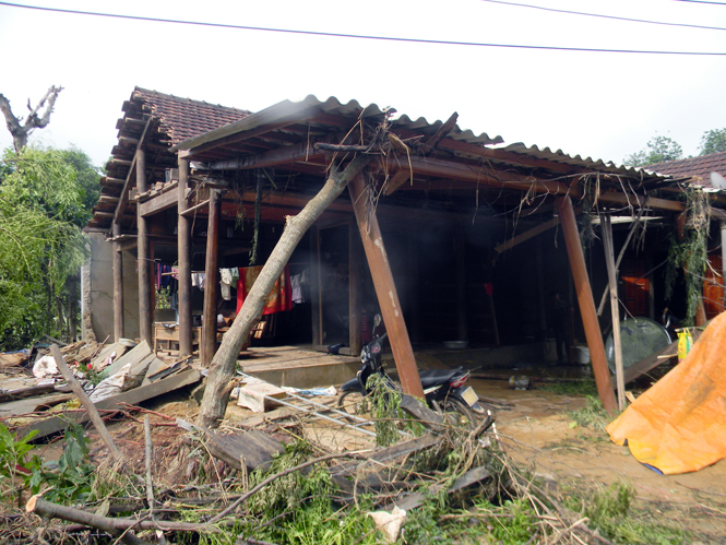 Ngôi nhà xây kiên cố có đầy đủ trụ, móng cốt sắt của anh Trần Công Đặng ở thôn 5 gần như bị đổ sập hoàn toàn.