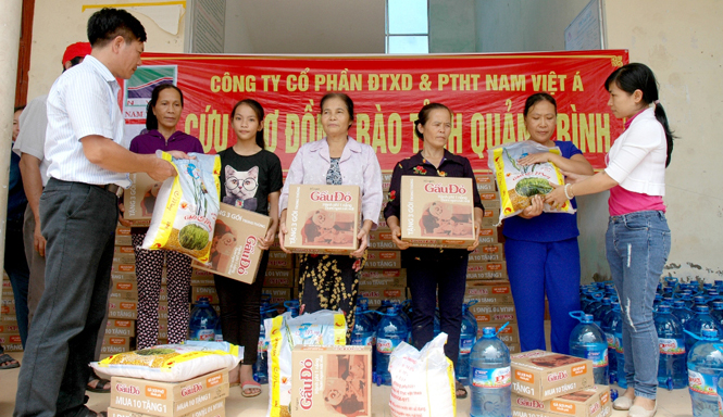 Trao quà cho người dân bị thiệt hại tại xã Quảng Tân, thị xã Ba Đồn.