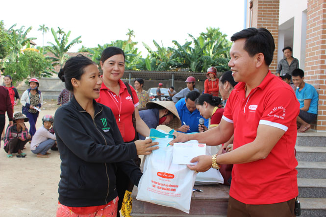Lãnh đạo Văn phòng Tổng Đại lỹ Bảo hiểm Dai-Ichi Quảng Bình trao quà hỗ trợ cho người dân xã Thạch Hóa (Tuyền Hóa).    