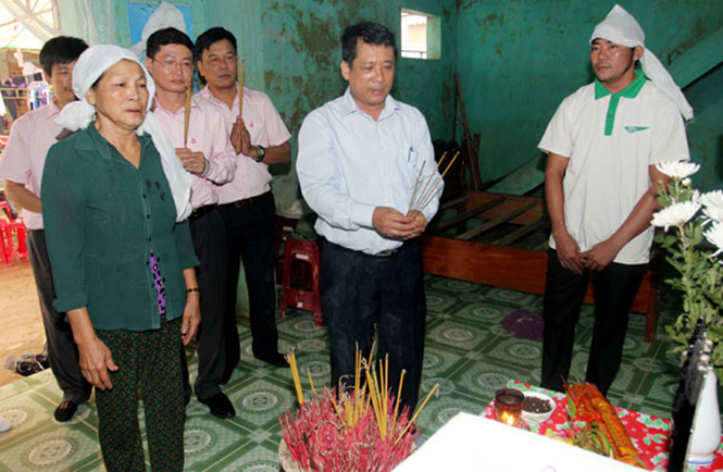 Đoàn NHCSXH đến thăm, chia sẻ với gia đình anh Cao Văn Hưng ở thôn Chợ Cuồi, xã Tiến Hóa, huyện Tuyên Hóa.