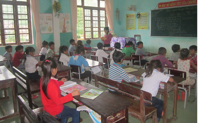 Buổi học đầu tiên sau mưa lũ của học sinh Trường phổ thông dân tộc Bán trú tiểu học và THCS Lâm Thủy vào sáng nay 2-11.