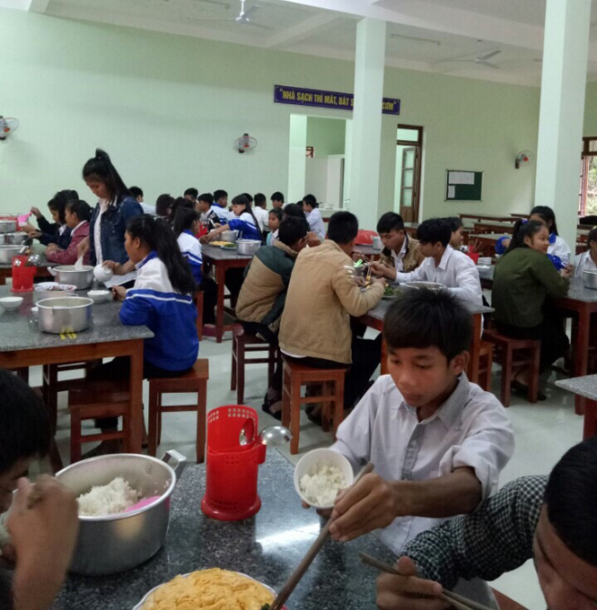 Dù khá vất vả do mưa lũ chia cắt nhưng các thầy cô giáo vẫn lo chu đáo từng bữa ăn cho các em học sinh nội trú.