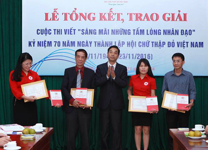 Đại diện lãnh đạo Trung ương Hội CTĐ Việt Nam trao giải cho các tác giả đạt giải.