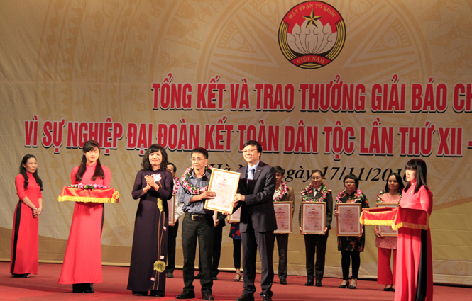 Tác giả Ngô Thanh Long, Báo Quảng Bình nhận giải tại buổi lễ.