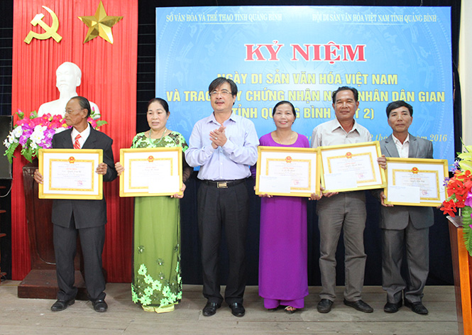 Đại diện Hội Di sản Văn hóa Việt Nam tỉnh trao giấy chứng nhận Nghệ nhân dân gian cấp tỉnh cho các nghệ nhân