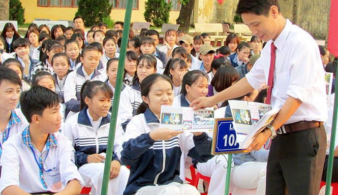 Trường THPT Lương Thế Vinh phát tờ rơi tuyên truyền phòng chống ma túy cho học sinh.