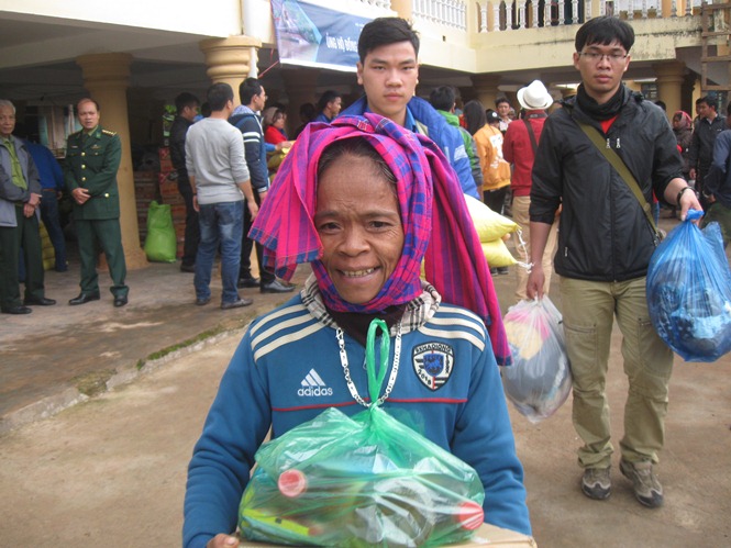  Bà con người Ma Coong, xã Thượng Trạch, huyện Bố Trạch vui mừng khi nhận được quà