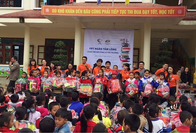 Đoàn công ty Fis trao quà tại Trường tiểu học Bắc Sơn.