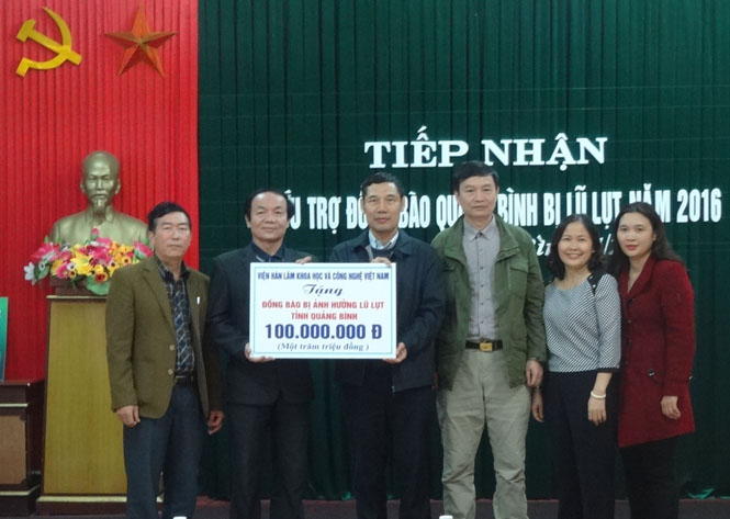  Đại diện Ban Thường trực Uỷ ban MTTQVN tỉnh tiếp nhận hỗ trợ của Viện Hàn lâm khoa học và công nghệ Việt Nam